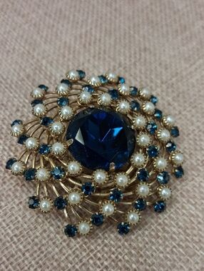 Blue Crystal Pearl Cluster Brooch Gold Tone Statement Pin Costume OS